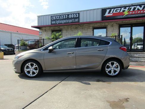 Used 2017 Chevrolet Cruze Premier w/ Enhanced Convenience Package FWD image 2