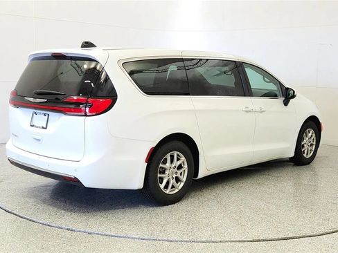 Used 2023 Chrysler Pacifica Touring-L FWD image 7