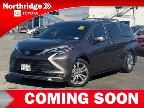 Used 2024 Toyota Sienna Platinum FWD image 1