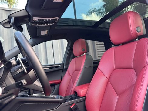 Used 2023 Porsche Macan image 5