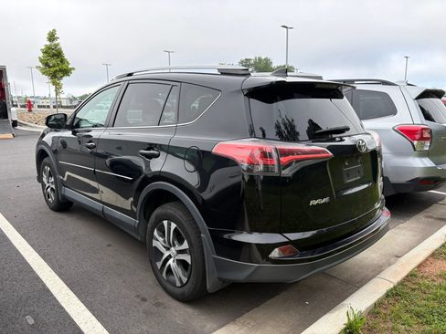 Used 2017 Toyota RAV4 LE AWD/4WD image 4