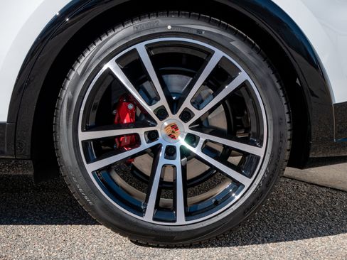New 2026 Porsche Cayenne GTS image 19