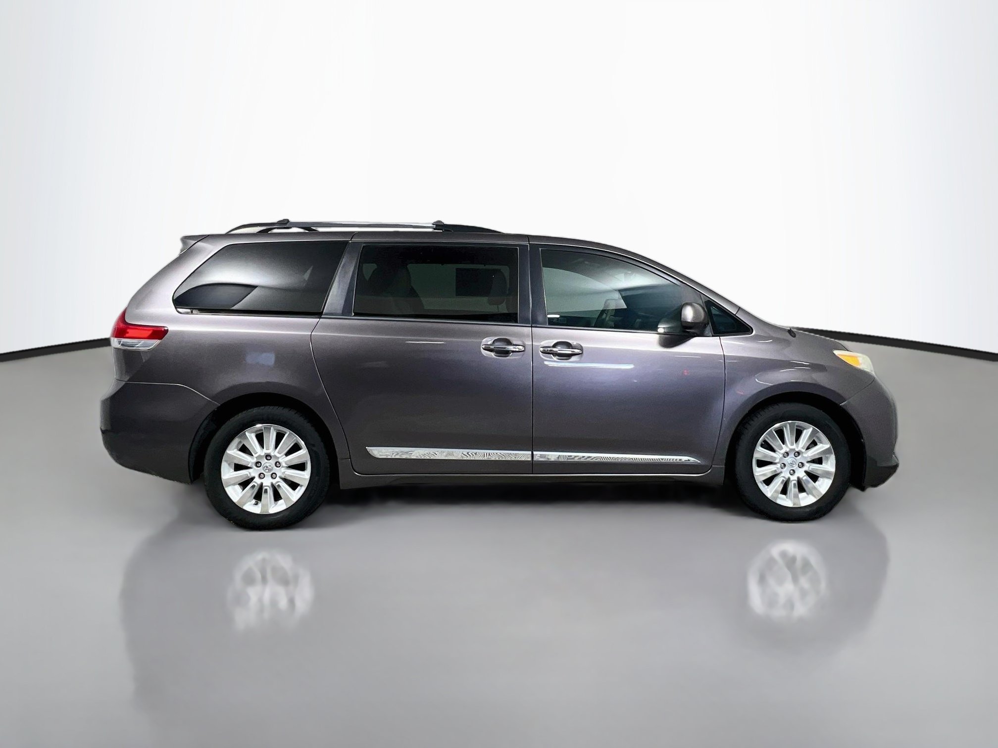Used 2013 Toyota Sienna XLE w/ Entertainment Pkg AWD/4WD image 3