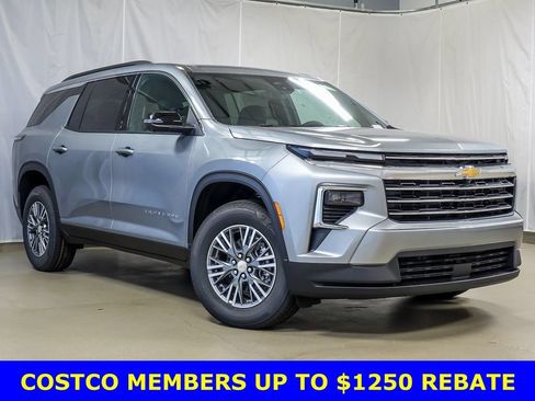 Used 2026 Chevrolet Traverse LT w/ Driver Confidence Package FWD image 2
