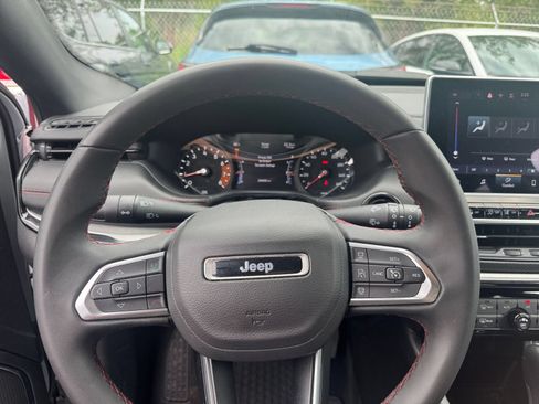Used 2025 Jeep Compass Trailhawk AWD/4WD image 25