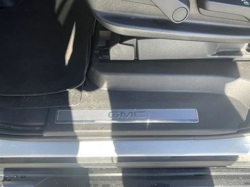 Used 2023 GMC Yukon XL SLT image 25