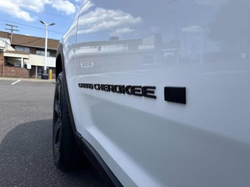 Used 2023 Jeep Grand Cherokee L Altitude AWD/4WD image 12
