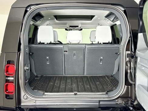 Used 2025 Land Rover Defender 110 X-Dynamic SE image 25
