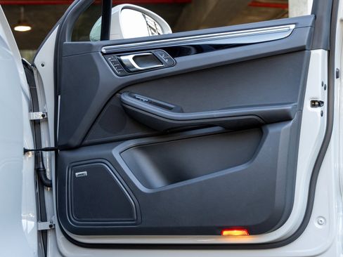 Certified 2024 Porsche Macan image 49