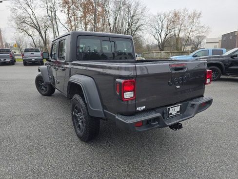 Used 2023 Jeep Gladiator Sport image 2
