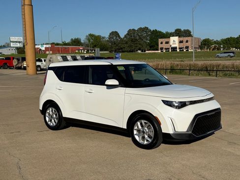 Used 2024 Kia Soul LX w/ Option Group 015 FWD image 3