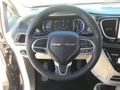 Used 2024 Chrysler Pacifica Select image 13