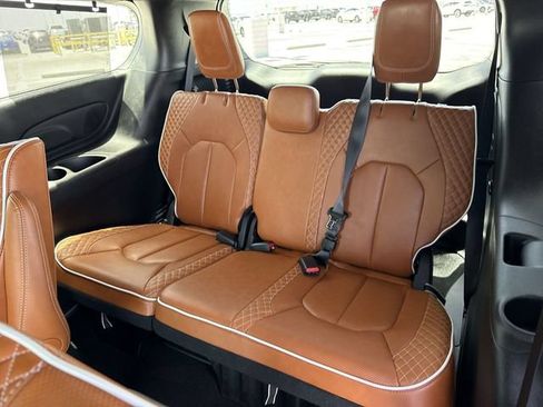 Used 2025 Chrysler Pacifica Pinnacle FWD image 24