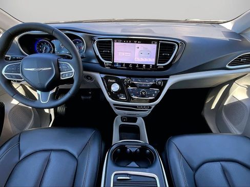 Used 2024 Chrysler Pacifica Touring-L FWD image 14