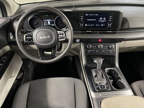 Used 2023 Kia Carnival LX image 8