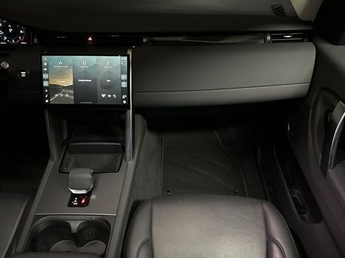 Used 2024 Land Rover Discovery Sport S image 28