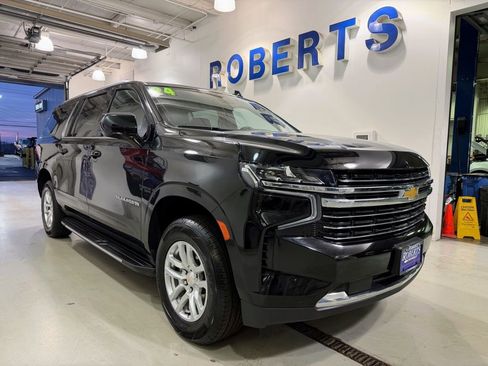 Used 2024 Chevrolet Suburban LT image 2