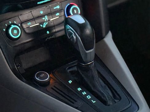 Used 2015 Ford Focus SE w/ Reverse Sensing Package image 16