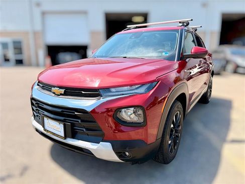 Used 2021 Chevrolet TrailBlazer LT w/ Premium Seating Package AWD/4WD image 2