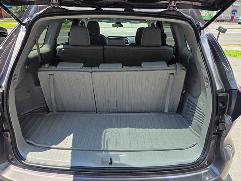 Used 2018 Toyota Highlander LE image 14