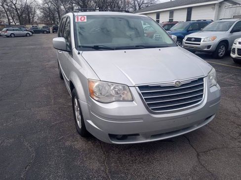 Used 2010 Chrysler Town & Country Touring FWD image 11