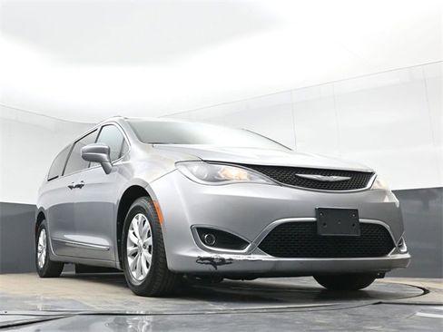 Used 2017 Chrysler Pacifica Touring-L image 40