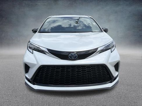 Used 2023 Toyota Sienna XSE AWD/4WD image 2