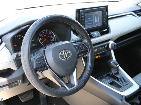 Used 2019 Toyota RAV4 XLE Premium FWD image 17
