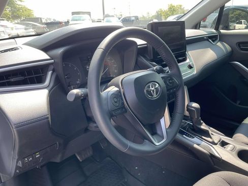 Used 2025 Toyota Corolla Cross LE FWD image 18