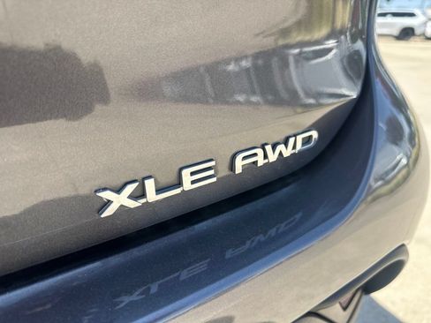 Used 2023 Toyota Highlander XLE AWD/4WD image 13