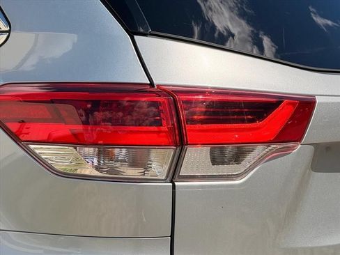 Used 2018 Toyota Highlander XLE AWD/4WD image 13