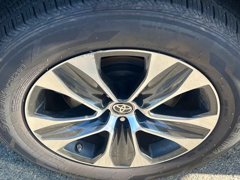 Used 2021 Toyota Highlander XLE AWD/4WD image 17
