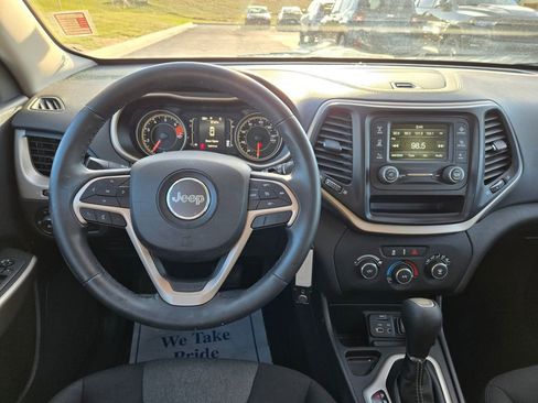 Used 2018 Jeep Cherokee Latitude w/ Altitude Package image 18