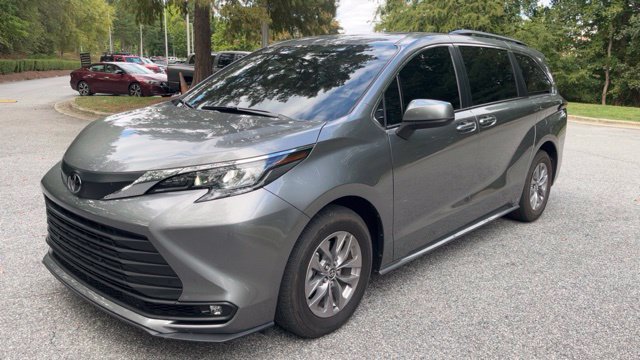 Used 2026 Toyota Sienna XLE FWD image 1