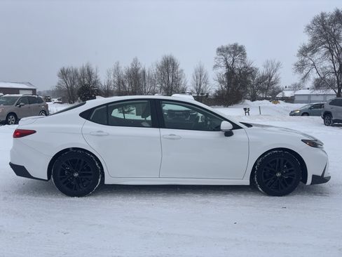 Used 2025 Toyota Camry SE image 2