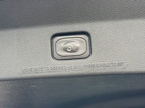 Used 2018 Ford Explorer XLT w/ Equipment Group 202A FWD image 28