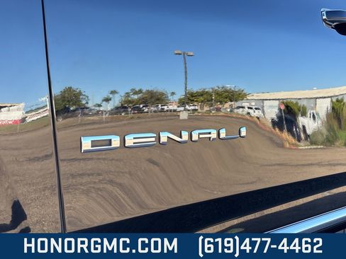 Used 2023 GMC Yukon Denali image 9