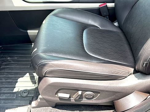 Used 2023 Kia Carnival EX FWD image 15
