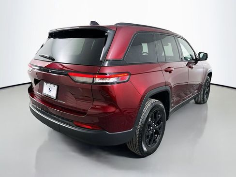 Used 2024 Jeep Grand Cherokee Altitude image 5