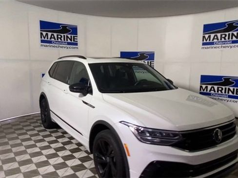 Used 2023 Volkswagen Tiguan SE R-Line image 4