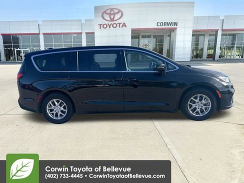 Used 2024 Chrysler Pacifica Touring-L FWD image 6
