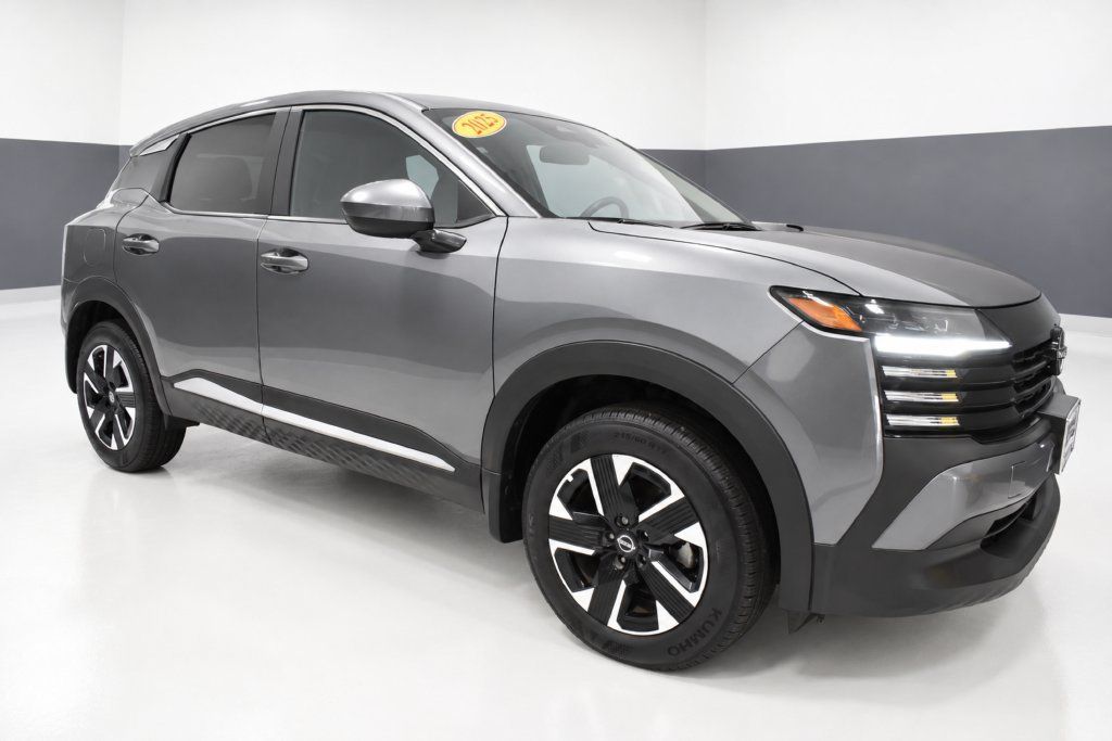 Used 2025 Nissan Kicks SV AWD/4WD image 7