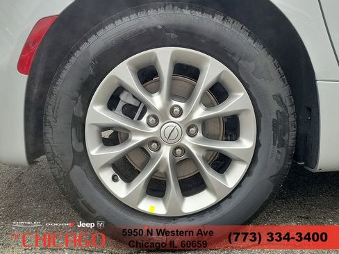 New 2026 Chrysler Pacifica Limited FWD image 5
