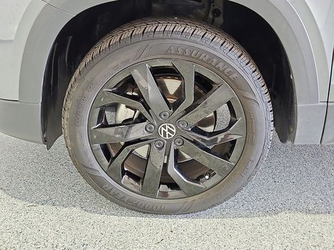 Certified 2023 Volkswagen Taos SE FWD image 11