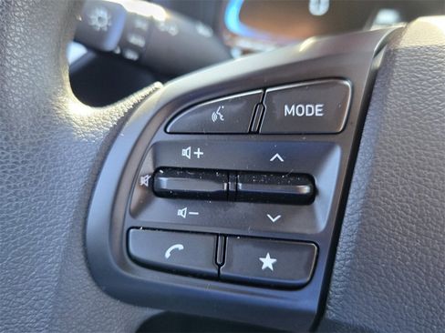 Certified 2025 Hyundai Venue SE image 27