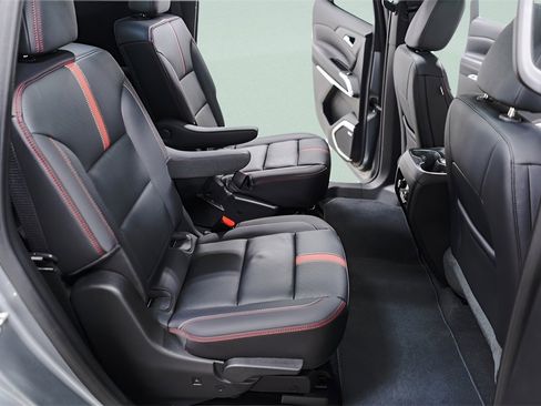 Used 2025 Chevrolet Traverse RS image 35