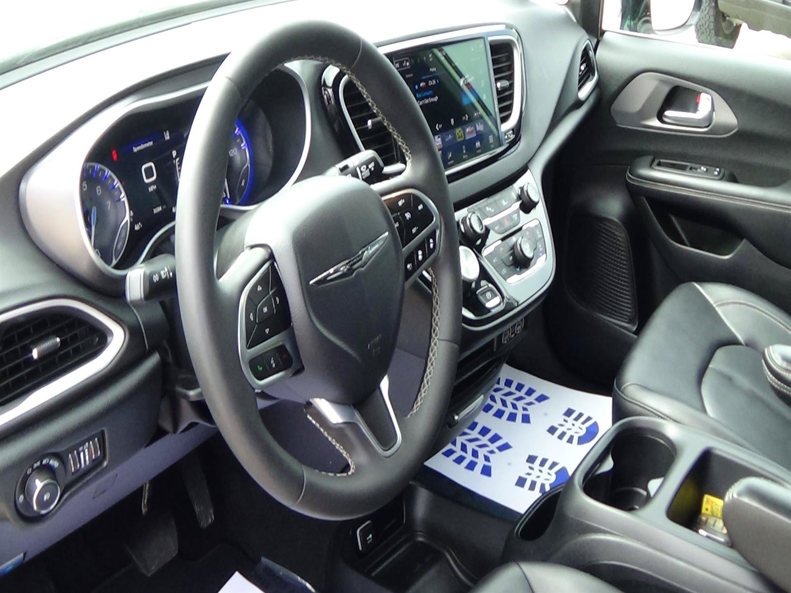 Certified 2025 Chrysler Pacifica Select FWD image 19