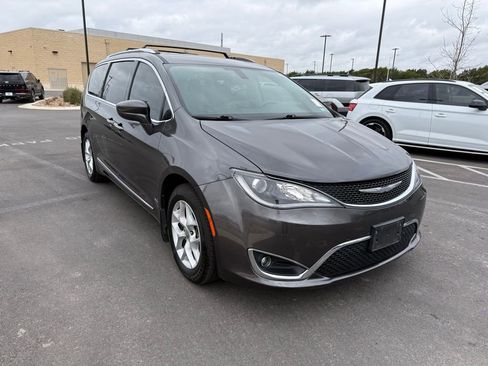 Used 2017 Chrysler Pacifica Touring-L Plus w/ Tire & Wheel Group image 3