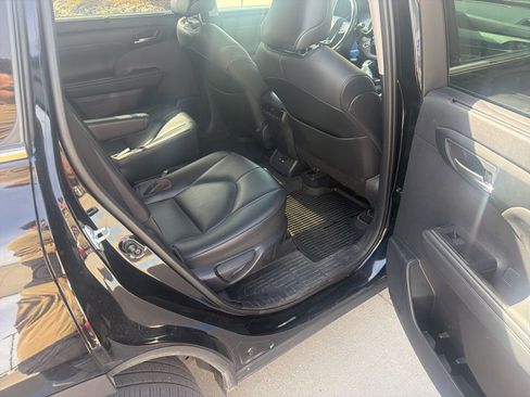 Used 2021 Toyota Highlander XLE AWD/4WD image 11