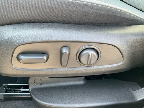 Used 2022 Chevrolet Equinox LT w/ Driver Convenience Package image 27